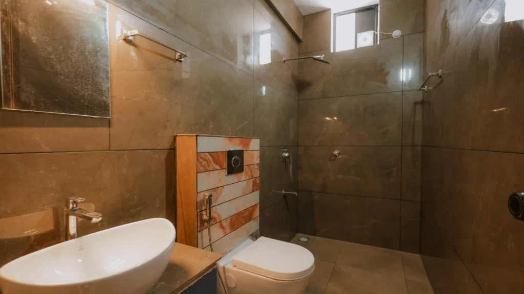 Riverside Paradise — bathroom