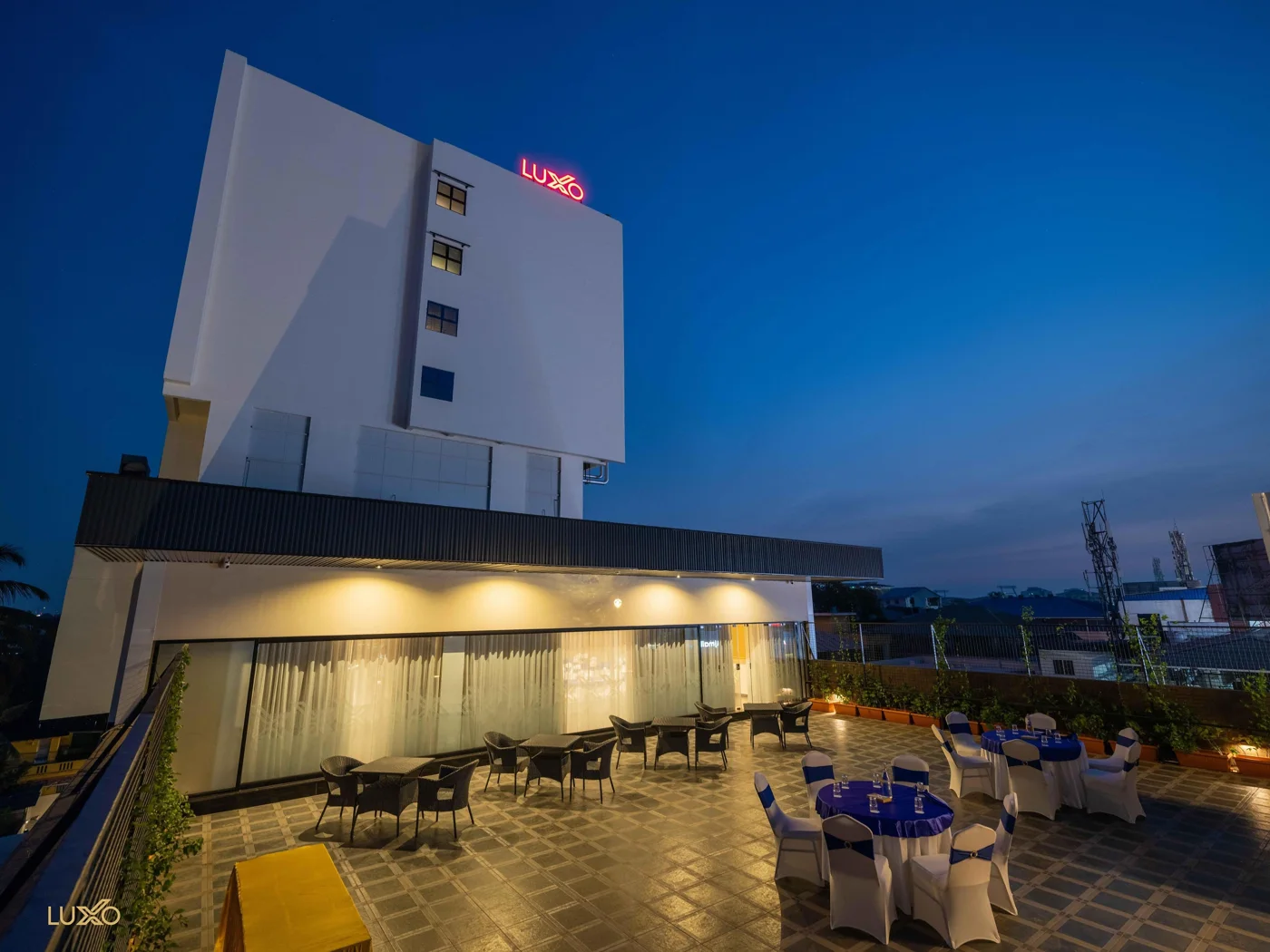 Luxo Kochi - hotel exterior and rooftop terrace